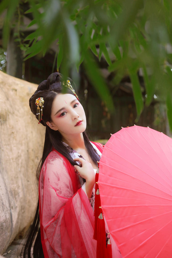 拿着油纸伞的唯美古装美女艺术写真图片