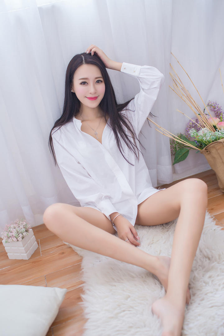 坐在地毯上的极品气质美女