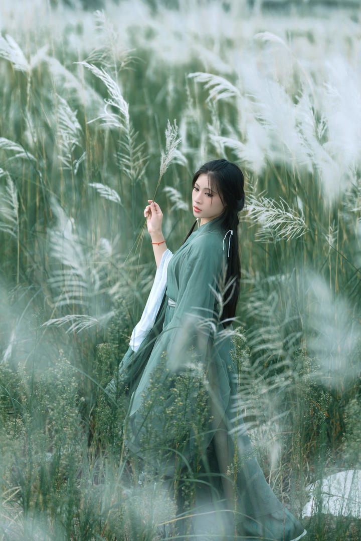 武侠风古装美女野外唯美写真图片