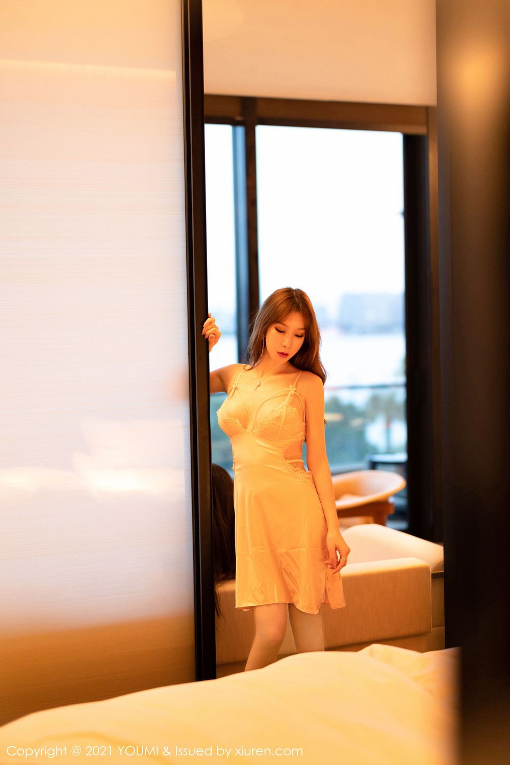 尤蜜荟性感女神周于希Sandy轻薄吊裙丝袜内衣系列厦门旅拍