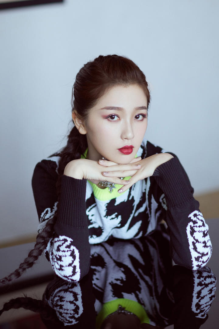 撑着双手的性感美女明星虞书欣