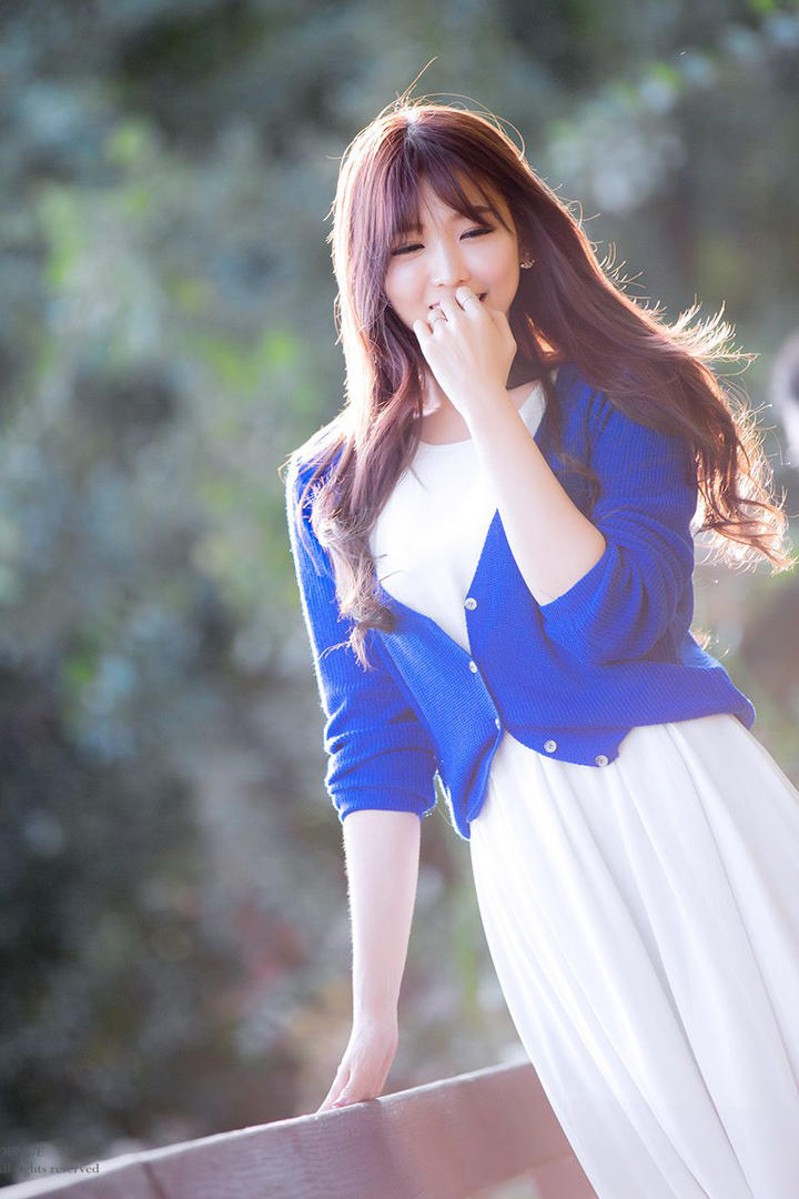 户外阳光下的韩国美女明星李恩慧写真