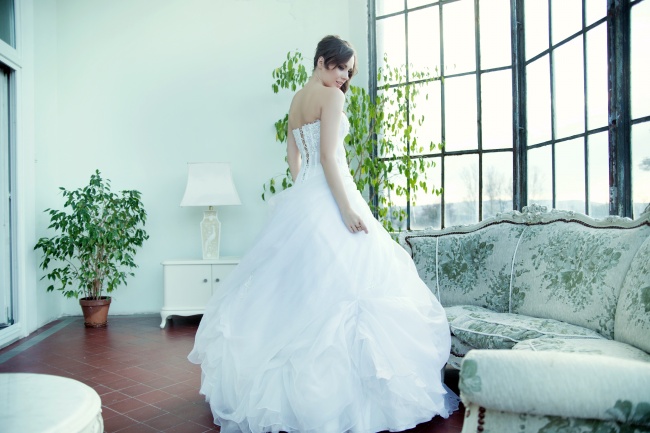 清新女生唯美婚纱图片