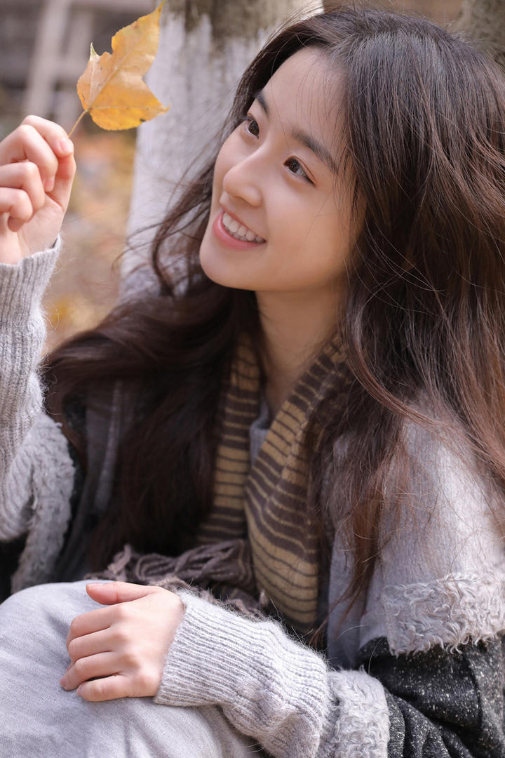 拿着枫叶的日韩女生头像高清唯美壁纸图片