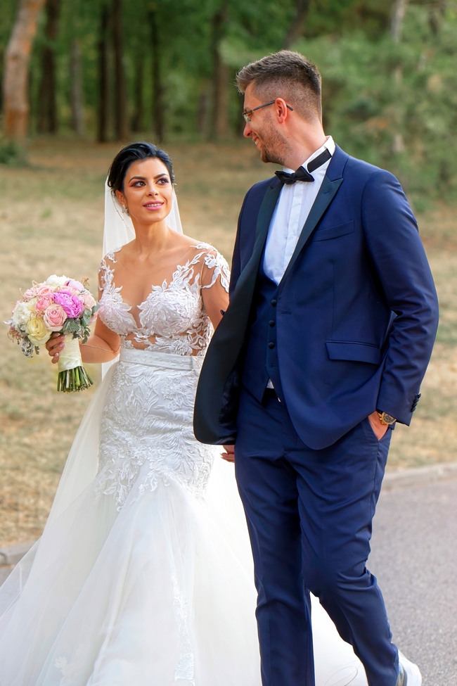 欧美新婚恋人婚纱写真图片