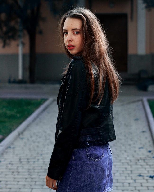 欧美皮衣短裙美女图片