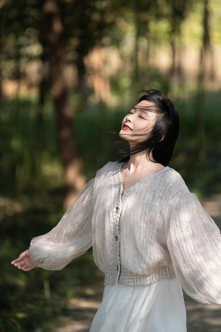 张开双手的短发女生户外踏青艺术摄影写真图片