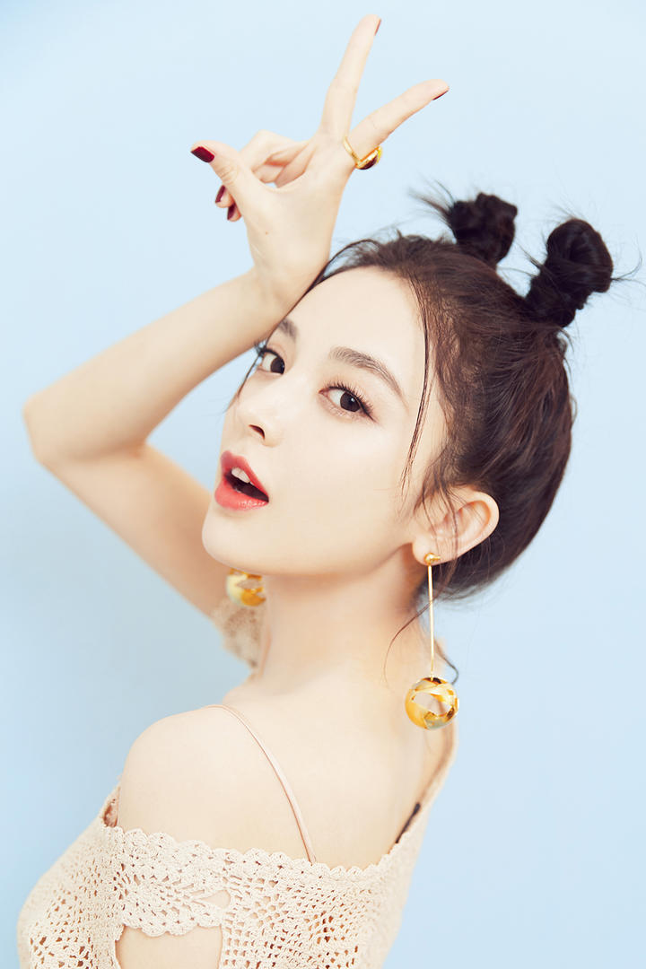 举着剪刀手的极品女星古力娜扎