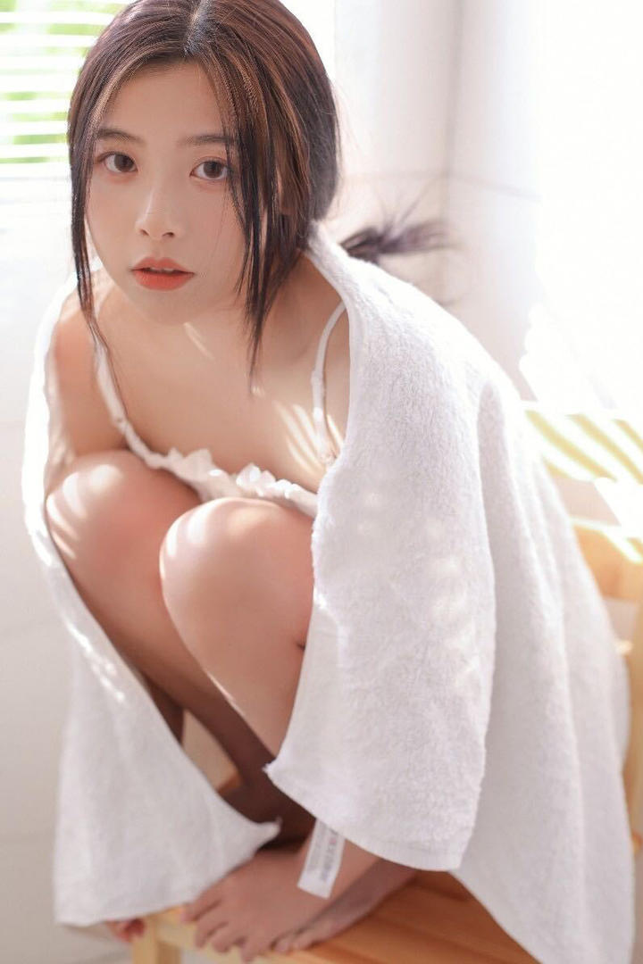裹着浴巾的清纯美女写真图片
