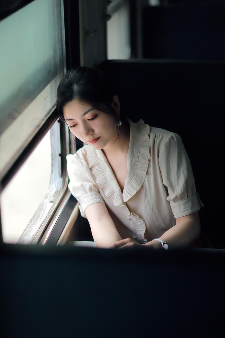 旧火车厢里的中国美女写真摄影网站图片集免费下载