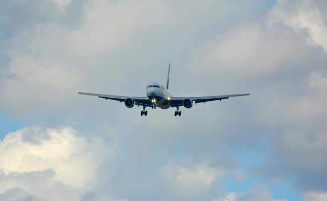 高空中飞翔客机图片