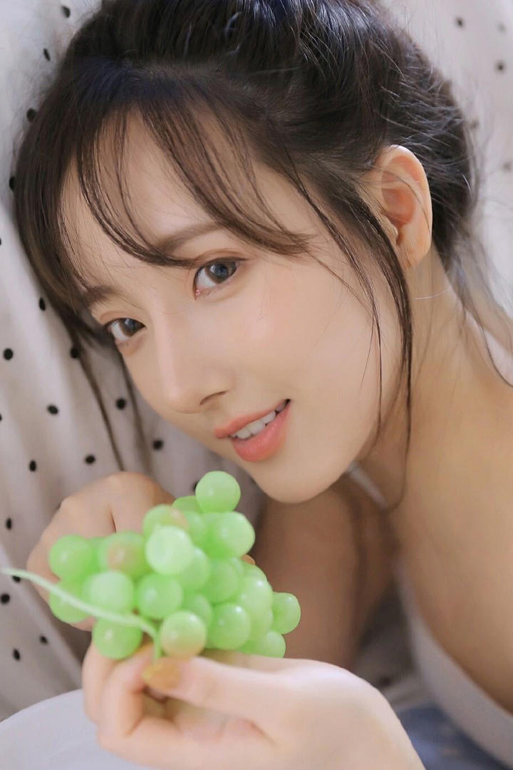 吃葡萄的清纯可爱美女写真图片