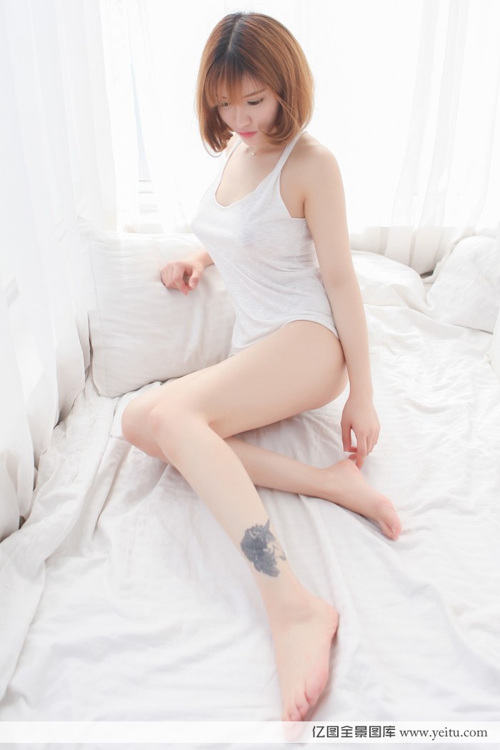 极品尤物傲娇萌萌浴室半裸美胸乳沟浴室性感写真