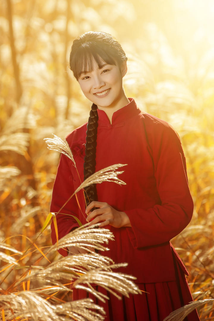 一身红装的唯美古装美女艺术写真图片