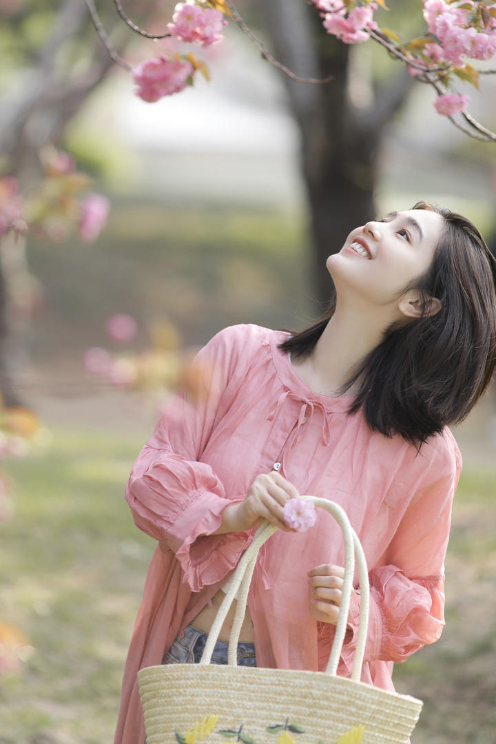 4K清纯养眼女孩户外赏花写真套图