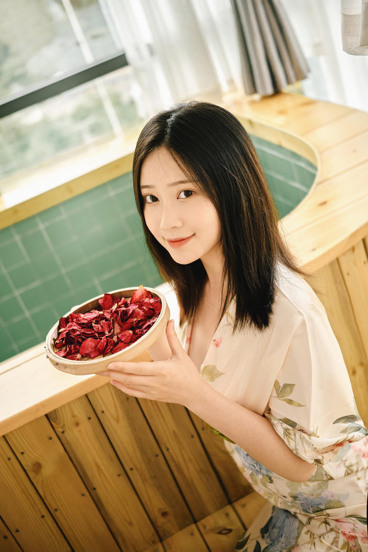 捧着玫瑰花瓣的气质美女高清图片