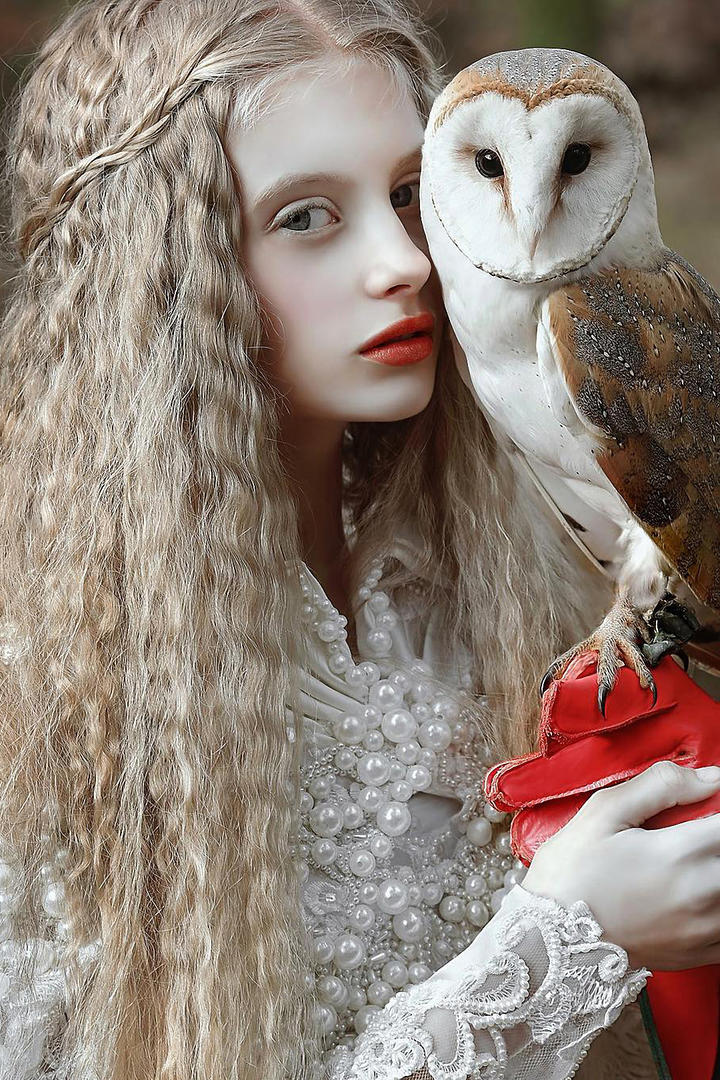 欧美少女与猫头鹰艺术写真图片