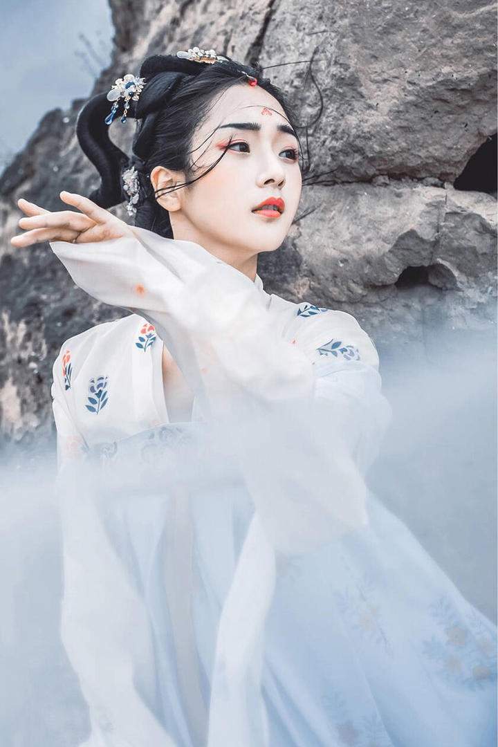 白衣飘飘的仙气古装美女人体艺术摄影图片