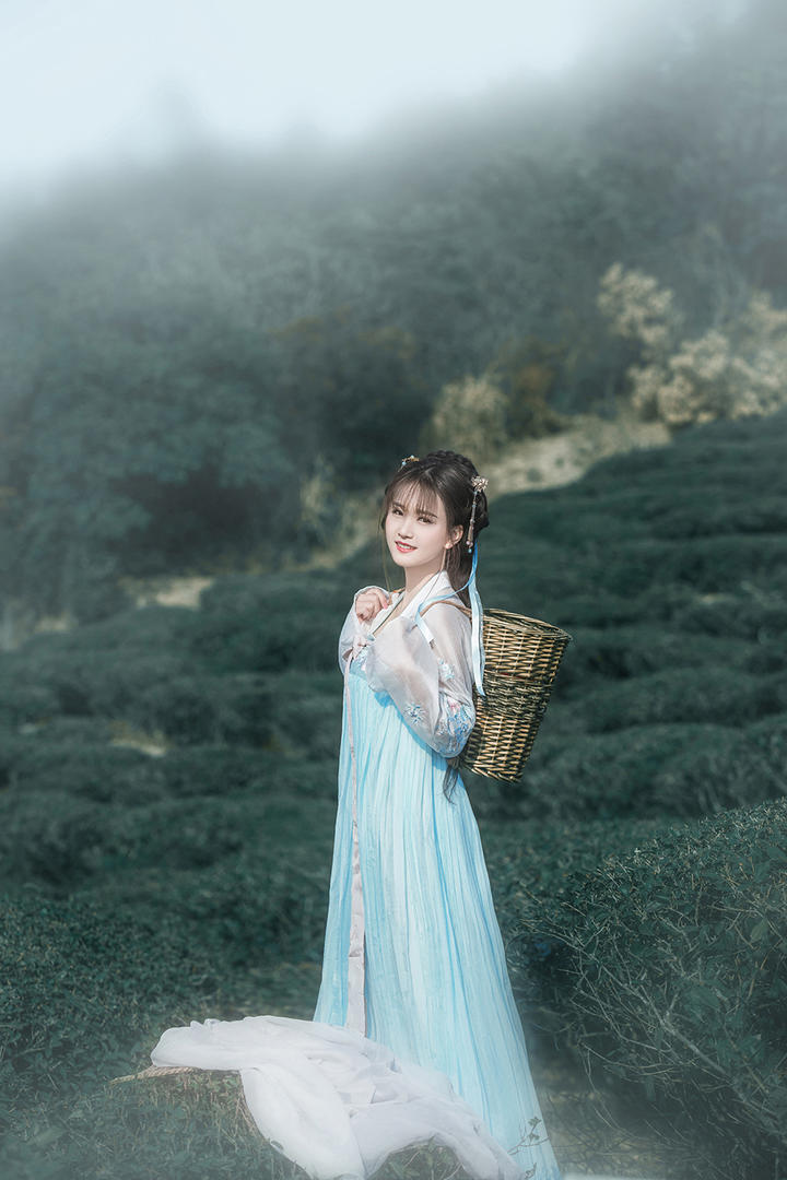 背着竹筐的采茶女古装美女图片