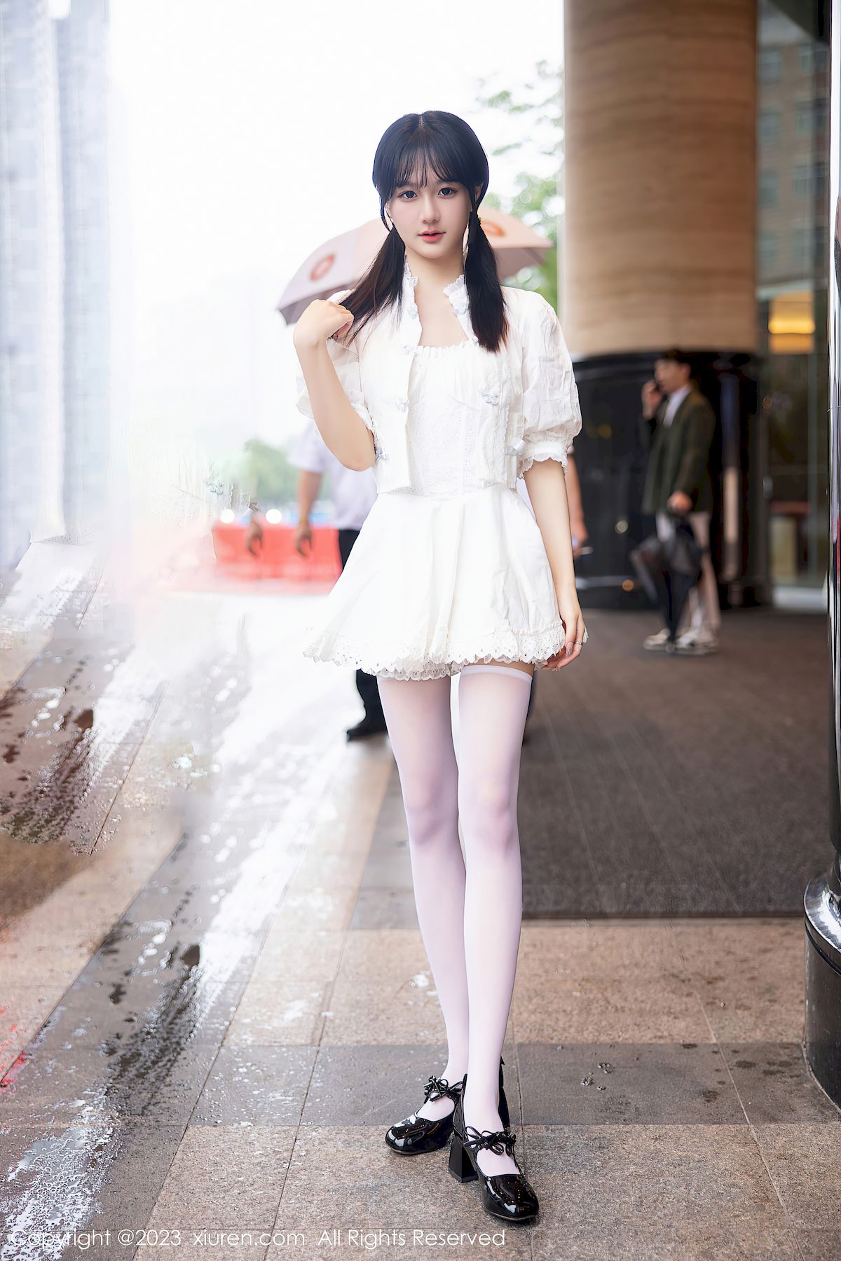 秀人网美女模特幼幼白色连衣短裙搭配白色丝袜性感写真