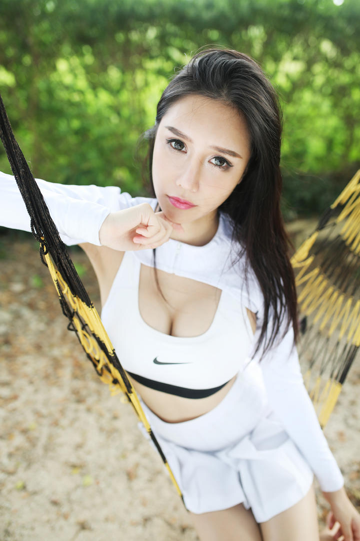 坐在吊床上的高清美女写真