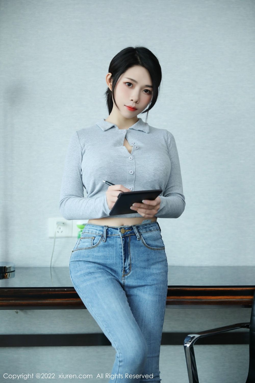 秀人网新人模特娜娜子呀灰色收身上衣搭配牛仔裤系列写真