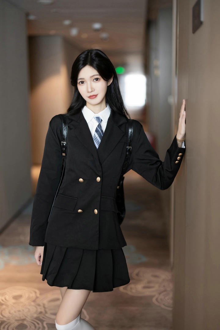 穿校服的韩国漂亮女高中生人像摄影图片