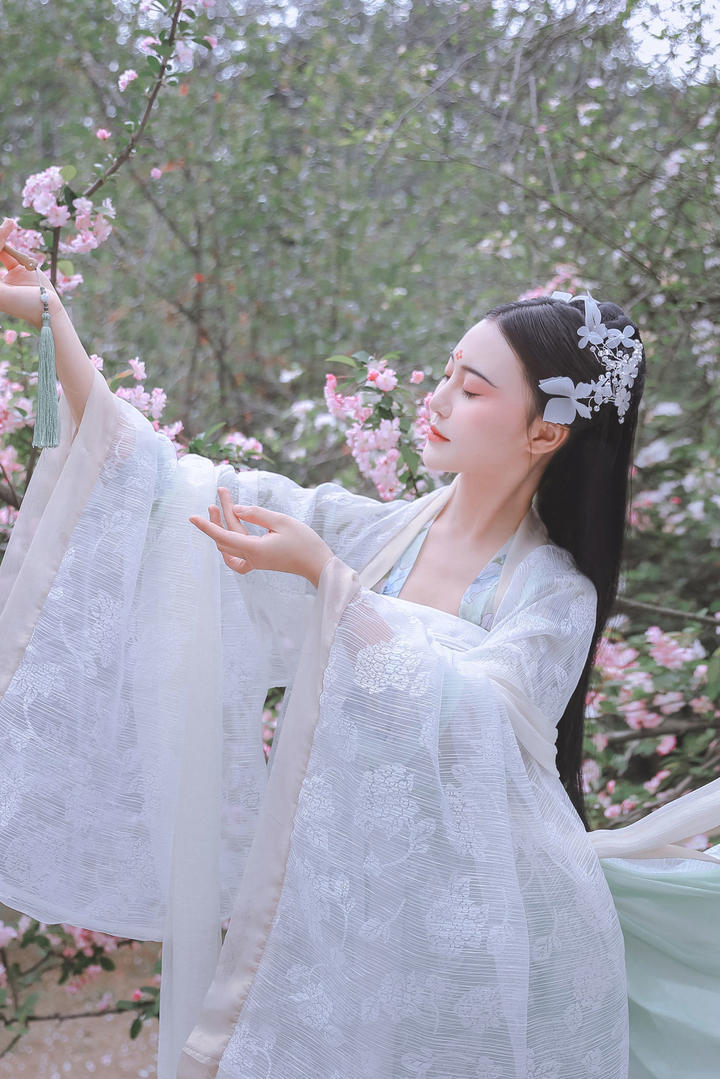 桃花林中起舞的清纯古装美女图片