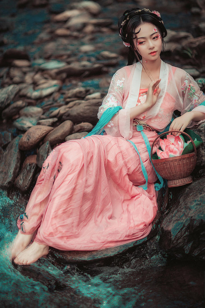 采荷花的清纯古装美女人像艺术摄影写真图片