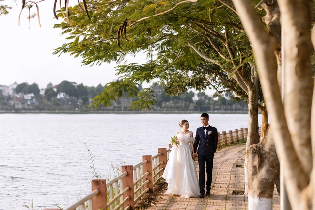 湖边情侣婚纱照写真图片