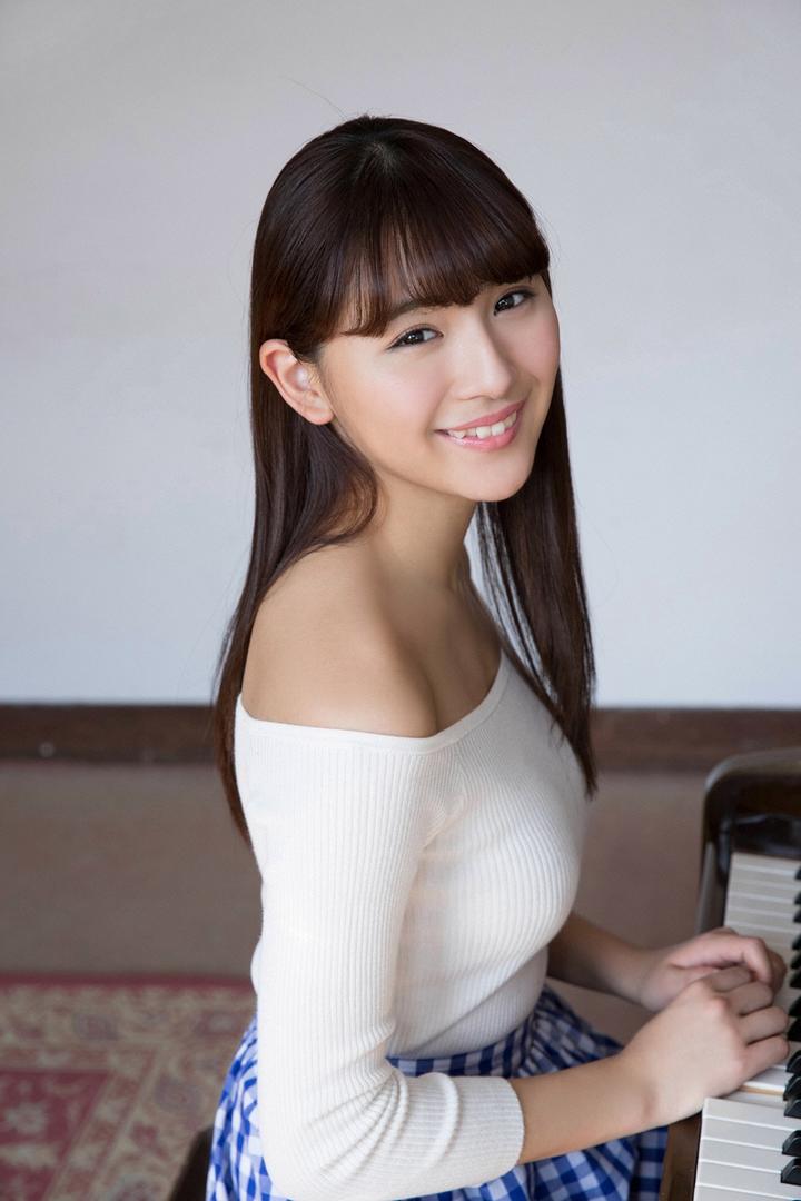 才艺双全的日本漂亮美女弹钢琴图片