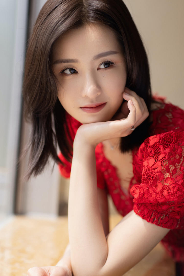 穿着红色蕾丝连衣裙的美女明星陈都灵图片