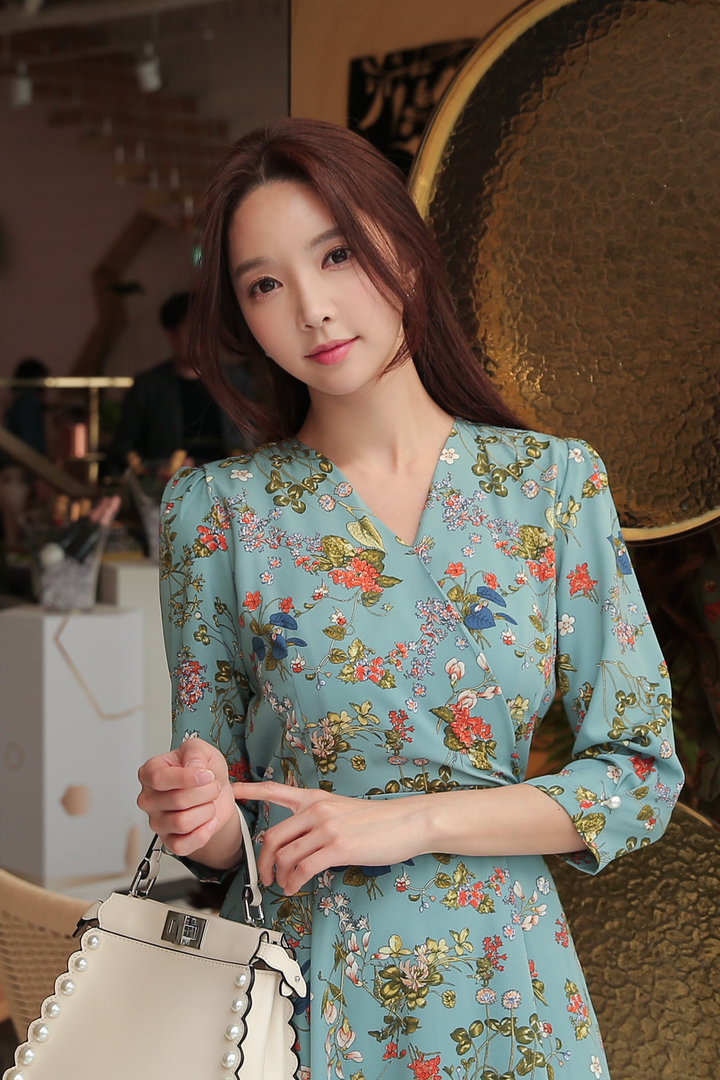 挎着包包的韩国美女朴秀妍图片