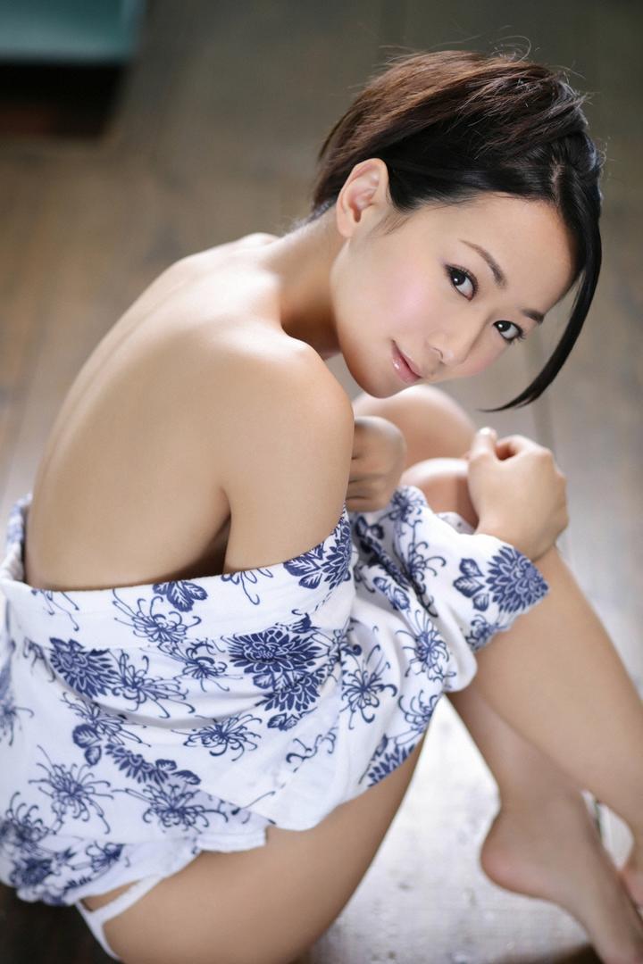 坐在地板上的气质美女写真