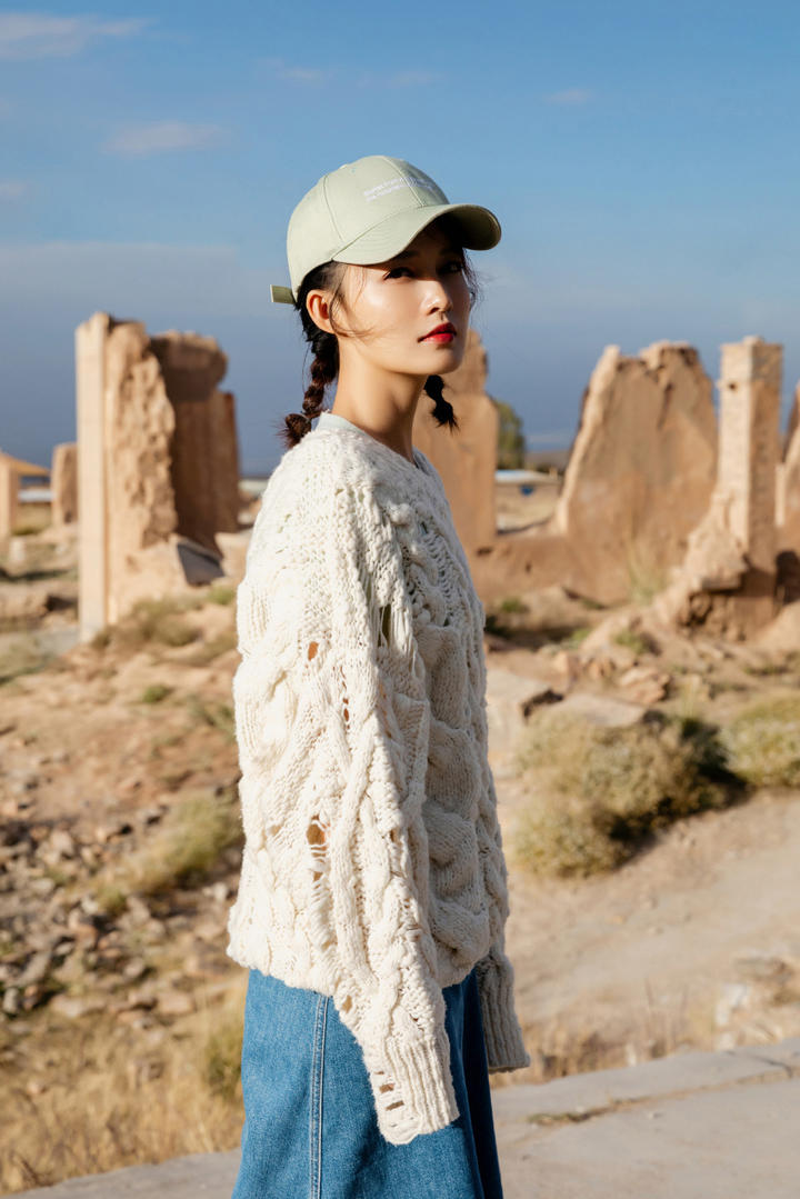 李沁最新旅拍靓丽写真图片