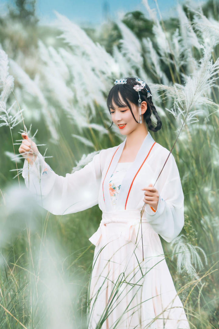 草原上的白色古装汉服女生唯美高清艺术照