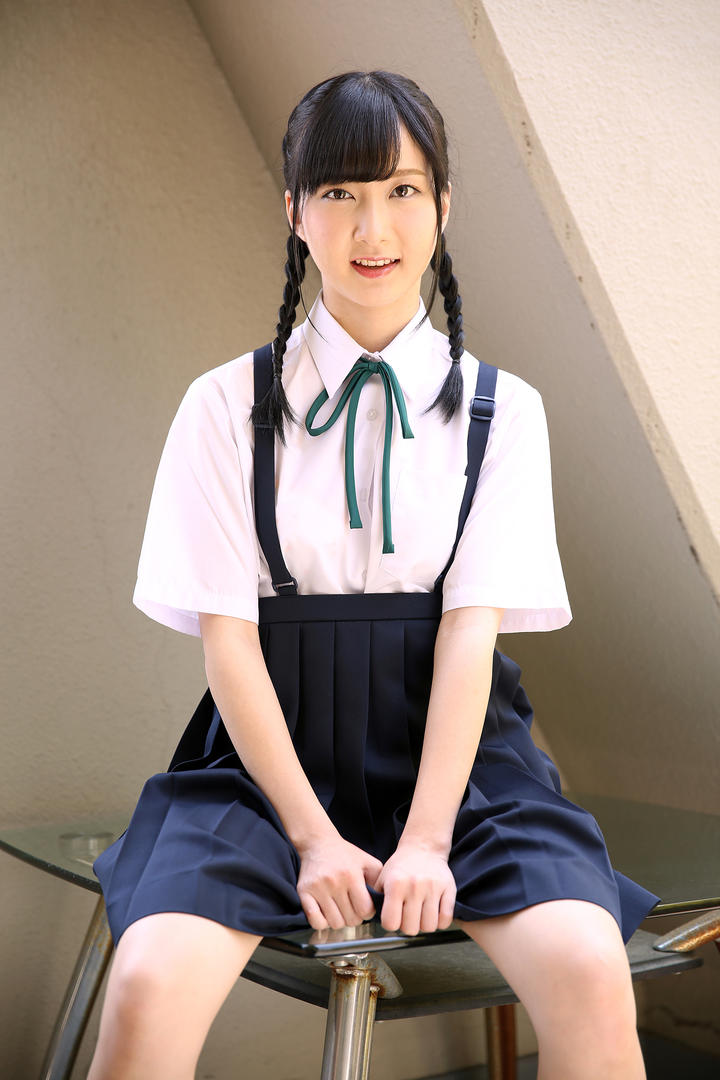 坐在玻璃桌上的日本清纯美女学生图片