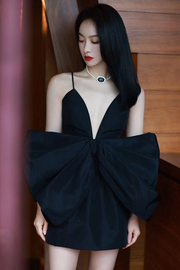 穿着黑色蝴蝶裙的美女明星宋茜写真图片