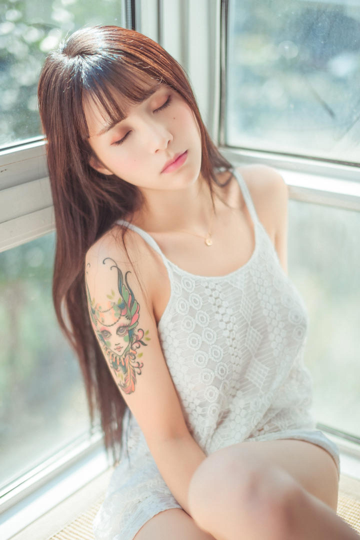 闭上眼睛的极品女神图片