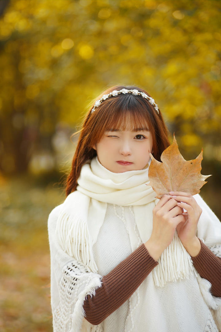 拿着枫叶的清纯甜美女生壁纸高清图片