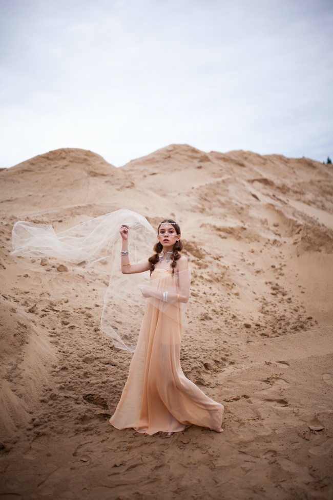 唯美雪纺婚纱美女图片