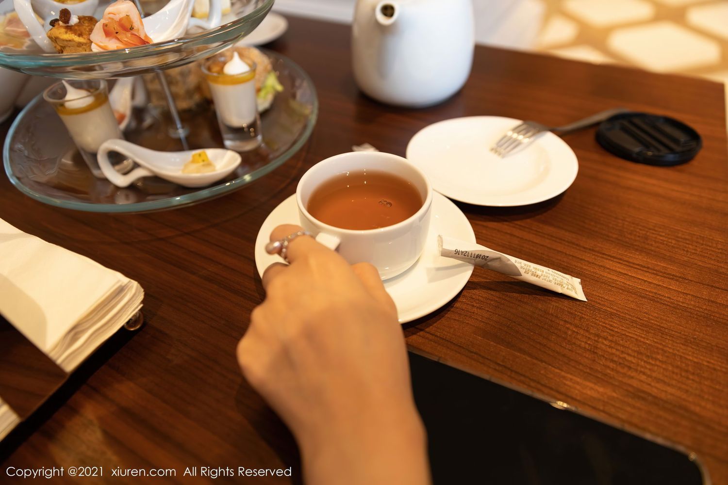 秀人网性感女神王雨纯白衬衫与JK制服下午茶主题厦门旅拍