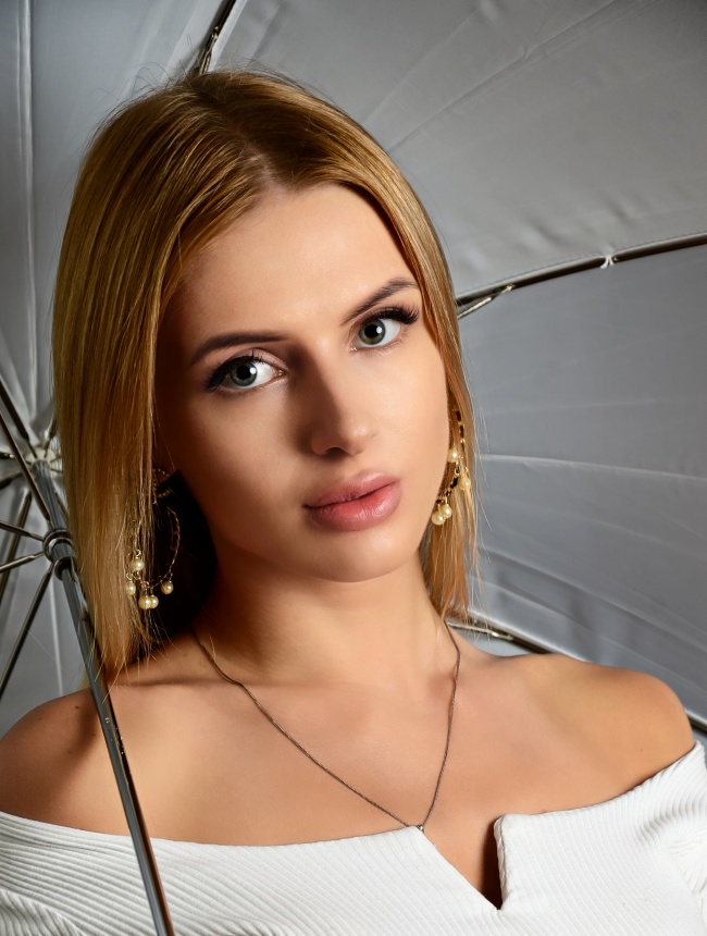 欧美撑伞美女写真图片