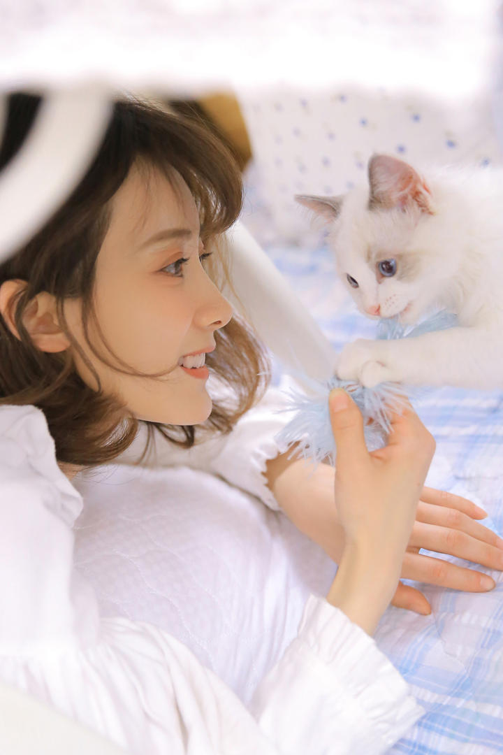 逗猫的清纯美女图片