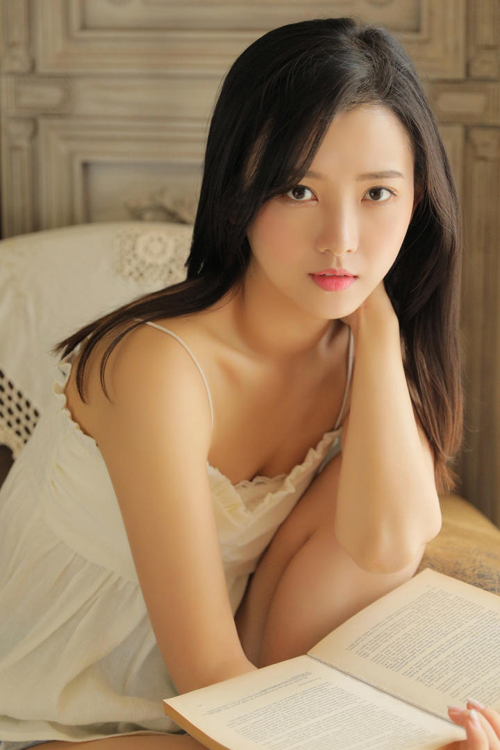 看书的唯美清纯女生头像图片