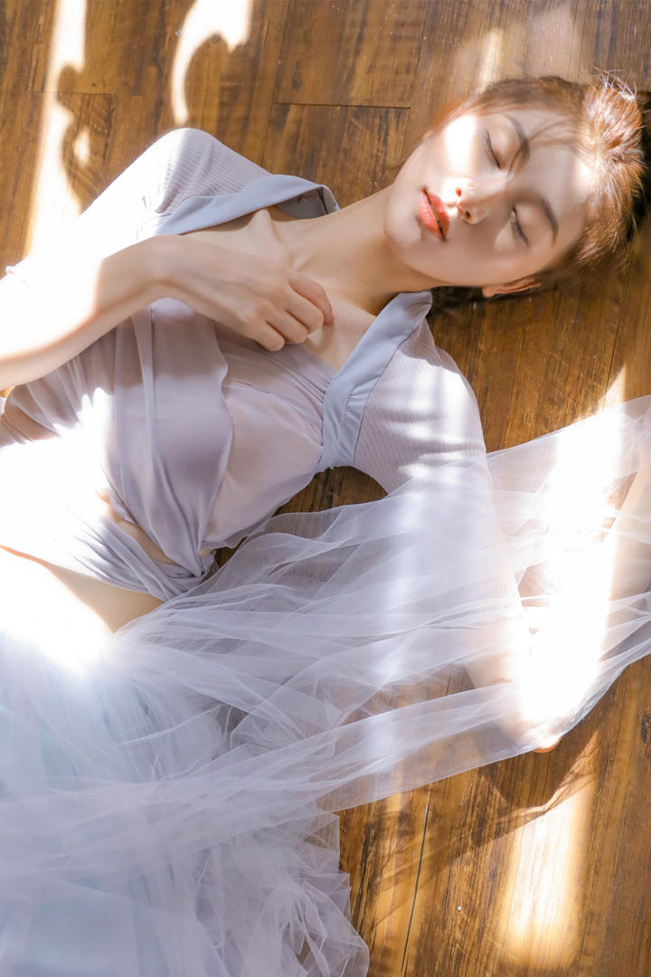 躺在地板上的清纯美女图片