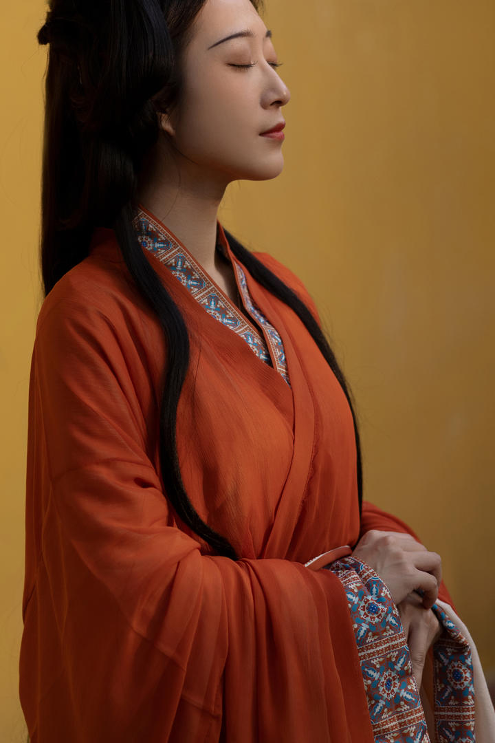 闭眼冥想的红色古装美女个人艺术写真大全