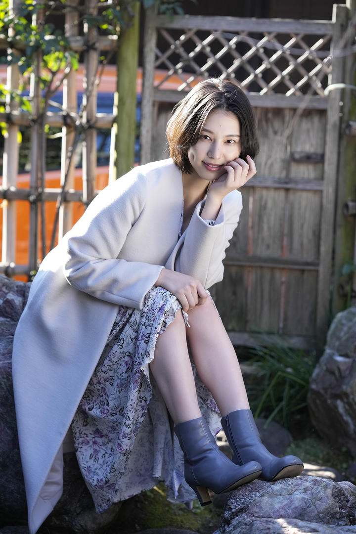 穿着风衣的日本短发气质美女自拍图片