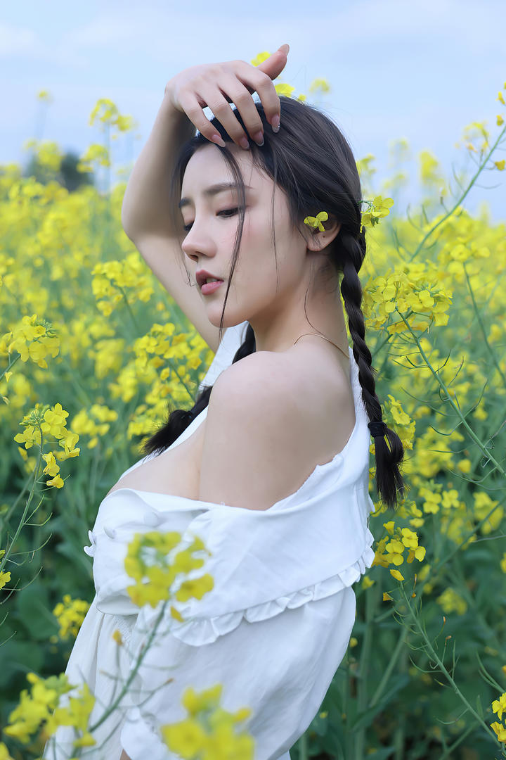 国内清纯甜美女生夏西油菜花地里的仙气飘飘女生头像图片