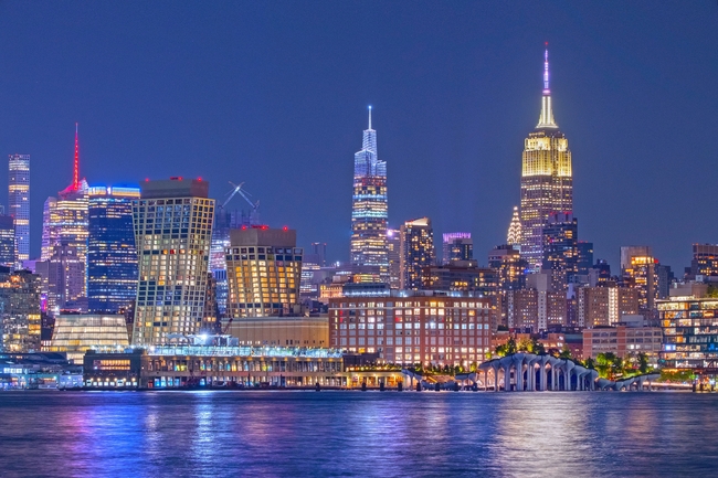 繁华沿海城市高楼大厦建筑夜景图片